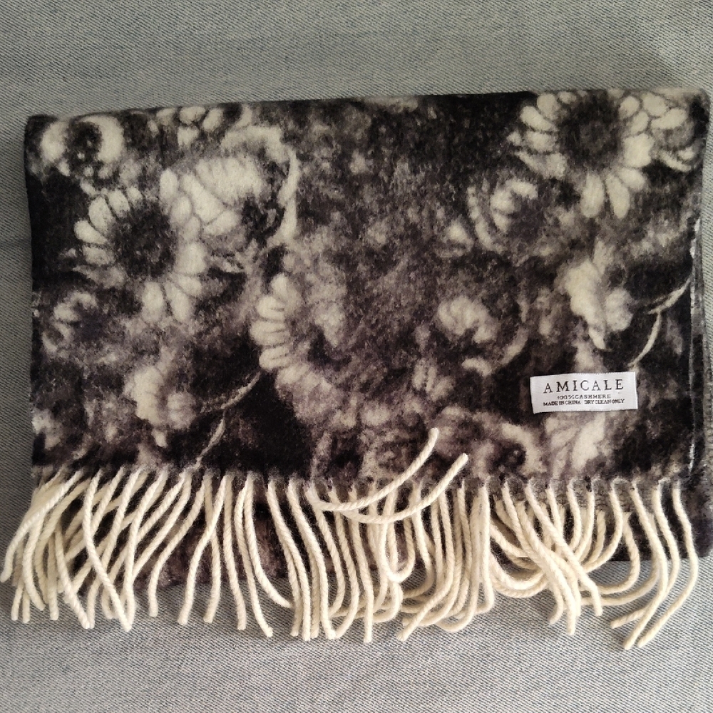 Amicale Cashmere Black and Cream Scarf
